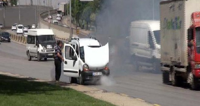 Seyir halindeki araçtan çıkan duman paniğe neden oldu