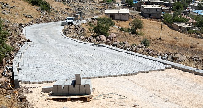 SEYMENLİ MAHALLESİ’NDE YOLLARI YENİLİYOR