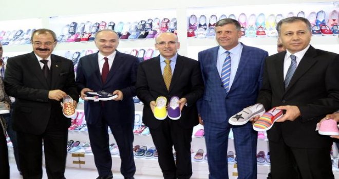 ŞİMŞEK VE ÖZLÜ GAPSHOES FUAR'INI AÇTI