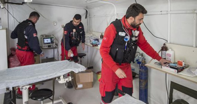 Sınırda sahra acil servisleri kuruldu