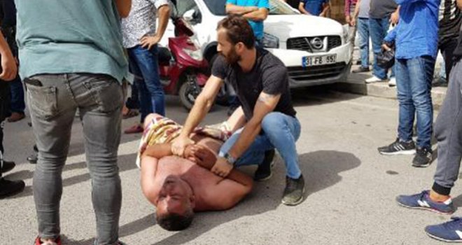 Sokağa çırılçıplak çıktı: Bakın eşini neden protesto etti