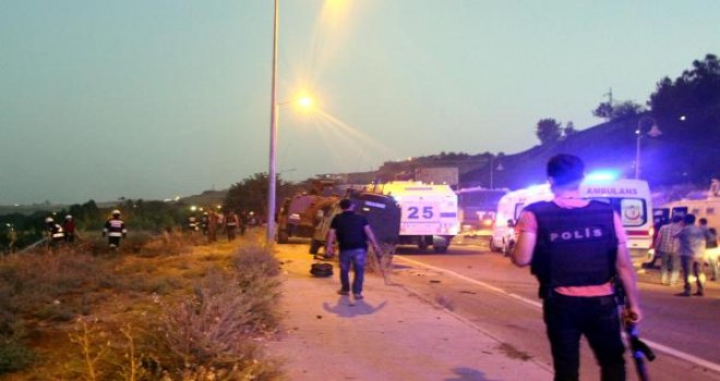 Sur'da bombalı araçla saldırı: 5 sivil öldü, 5'i polis, 12 yaralı 