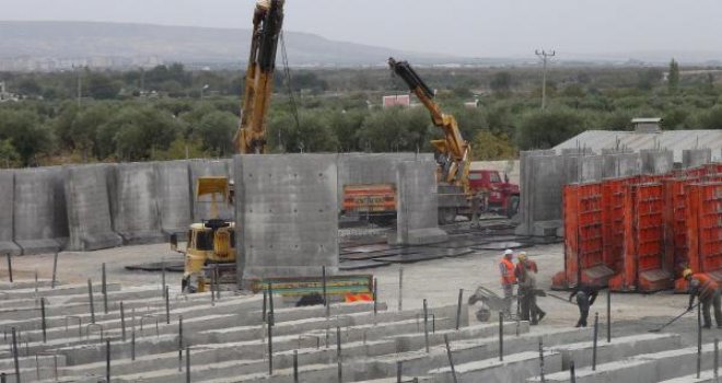 SURİYE SINIRINA BETON DUVAR ÖRÜLÜYOR