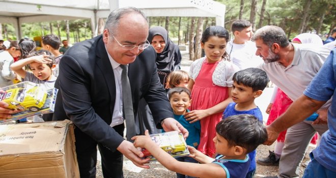 Suriyeli yetim çocuklar moral buldu