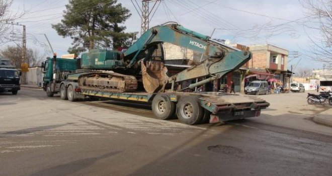 Suriye'ye iş makineleri gönderildi
