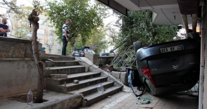 Sürücü fren yerine gaza basınca, kaldırımdaki yayalara çarptı: 3 yaralı