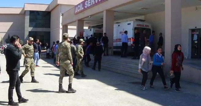 Tabura teröristlerden taciz ateşi: 1'i ağır 2 asker yaralı