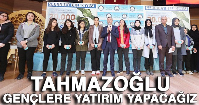Tahmazoğlu, öğrencileri ödüllendiriyor