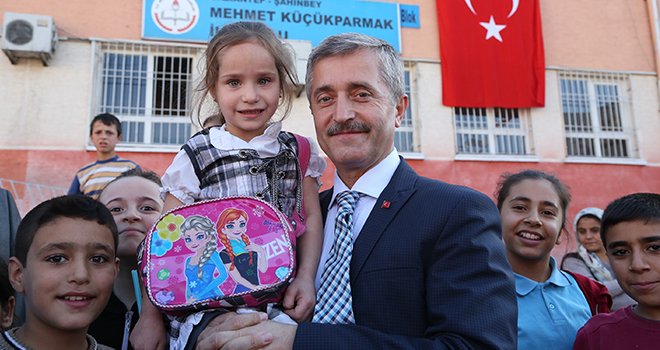 Tahmazoğlu, öğrencileri sevindirmeye devam ediyor