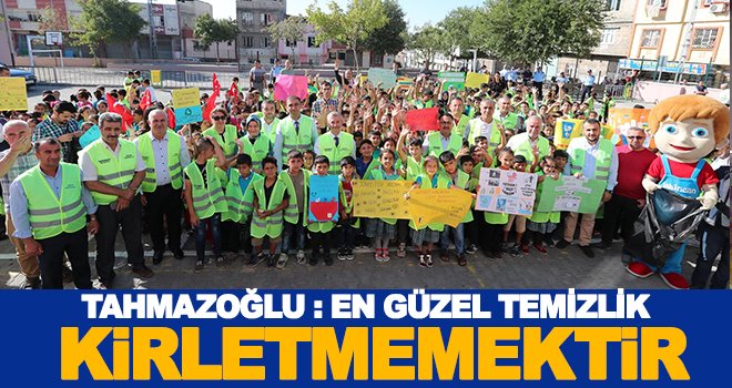 Tahmazoğlu, öğrencilerle birlikte çöp topladı
