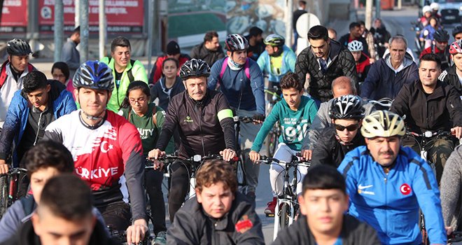 Tahmazoğlu, vatandaşlarla birlikte pedal çevirdi