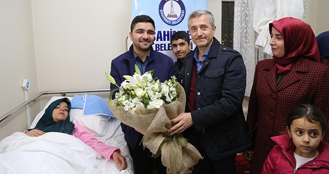 Tahmazoğlu, yeni yılın ilk bebeğini ziyaret etti