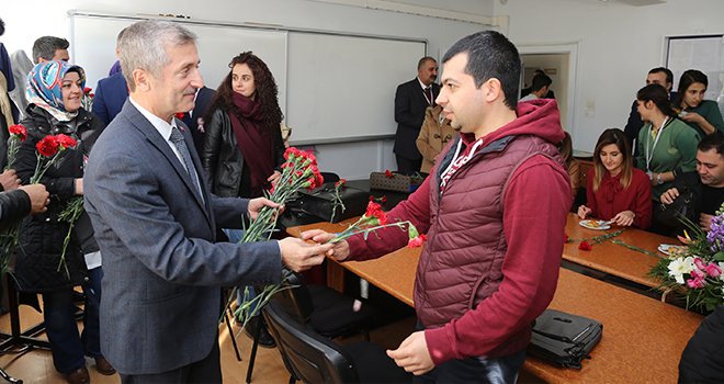 Tahmazoğlu'ndan öğretmenlere karanfil