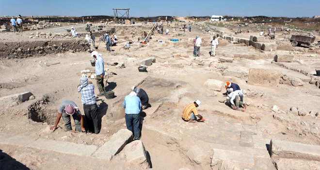 TARİH BÜTÜN İŞTİHAMI İLE AYAĞA KALDIRILIYOR