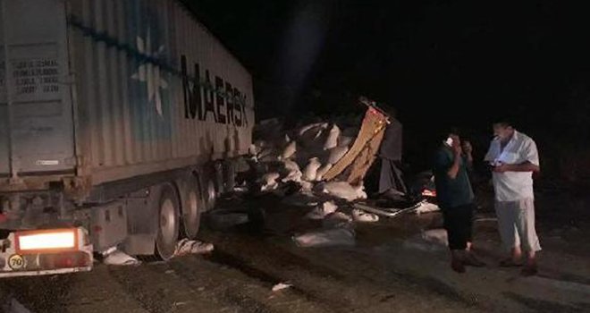 TIR ile Kamyonet çarpıştı arpa çuvallar yola savruldu
