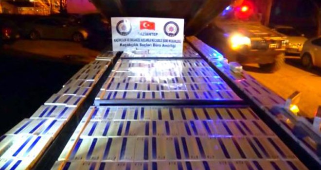 TIR'daki özel bölmede 13 bin 500 paket kaçak sigara ele geçti