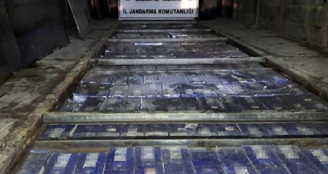 TIR'daki özel bölmede kaçak sigara ele geçti