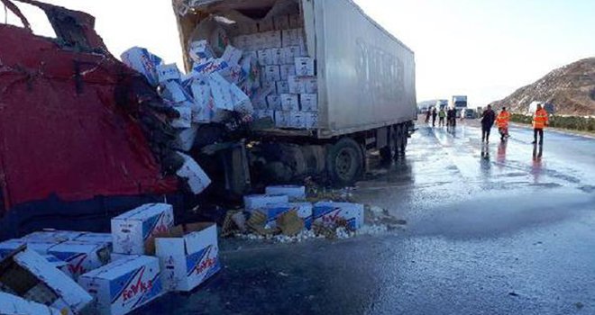 TIR'lar çarpıştı; kıyafet ve yumurtalar yola savruldu