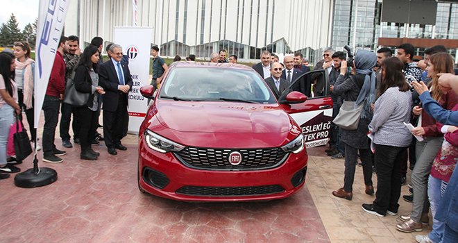 Topçuoğlu’ndan GAÜN’lü öğrencilere araç desteği