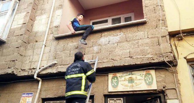 Topunun düştüğü balkonda mahsur kaldı