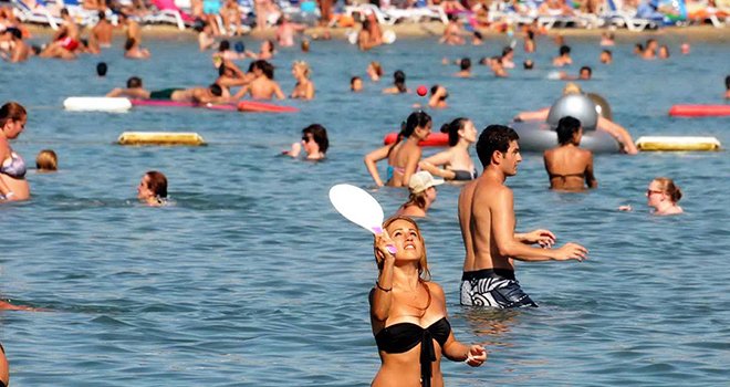 Turist sayısı Temmuz'da yüzde 5.1 arttı, 7 aylık düşüş yüzde 0.4