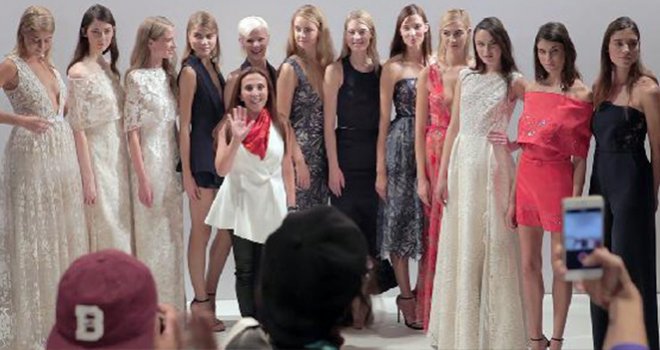 Türk Modacı Londra'da Moda Haftası'nda Göz Kamaştırdı