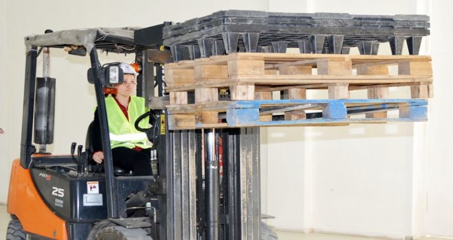 Türkiye'nin ilk bayan forklift operatörleri iş başı yaptı