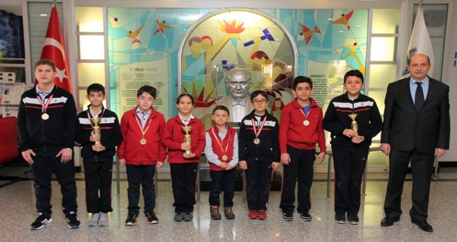 Üç birincilik kupası birden aldılar