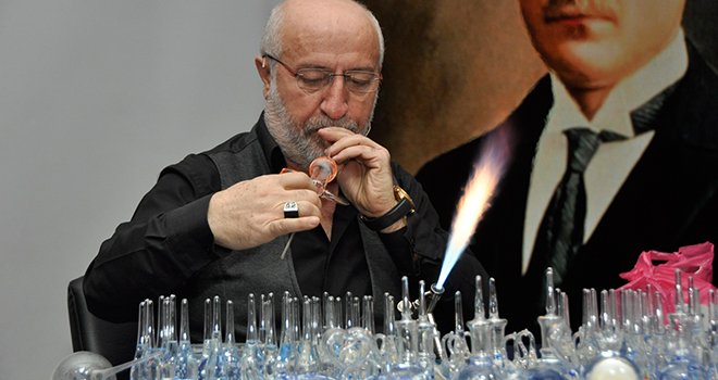 Ünlü sanatçı Gümüş GKV’liler için cam üfledi