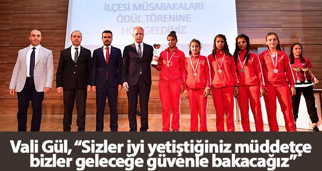 Vali Gül, derece yapan öğrencilere ödüllerini verdi