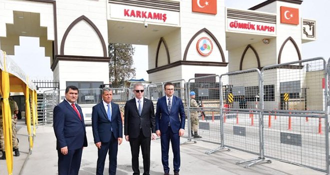 Vali Gül, Karkamış Sınır Kapısında incelemelerde bulundu.