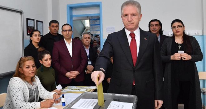 Vali Gül ve Eşi oylarını Ali Küncülü'de kullandılar