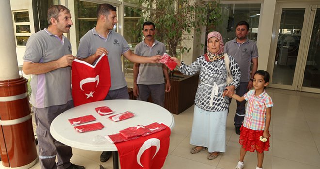 VATANDAŞLARA BİNLERCE TÜRK BAYRAĞI DAĞITILDI