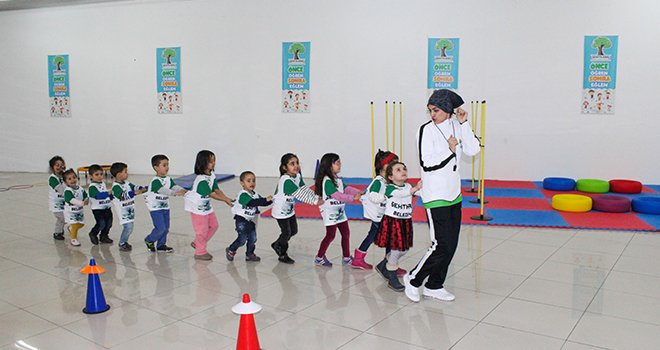 Veliler alışverişe minikler spora