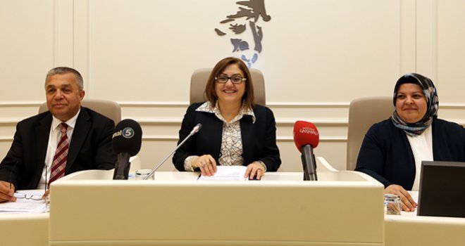 Yangında ailesini kaybeden anneye Başkan Şahin sahip çıktı