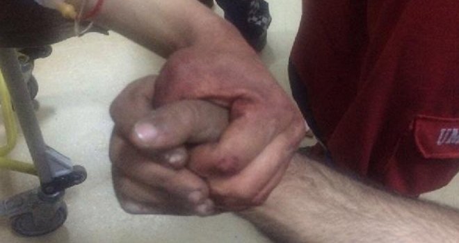 Yaralı askerlerin elele tutuşması göz yaşarttı