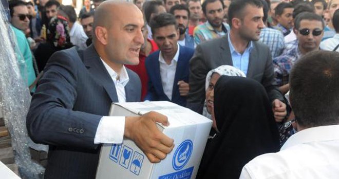 Yardım dağıtımında kavga ve izdiham