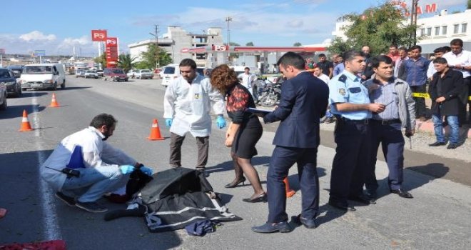 YAŞLI KADIN KARŞIYA GEÇERKEN CANINDAN OLDU 