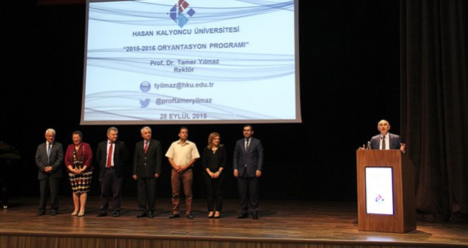 Yeni Öğrencilerini Üniversite Hayatına Hazırlıyor