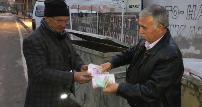 Yerde bulduğu parayı, sahibine verdi