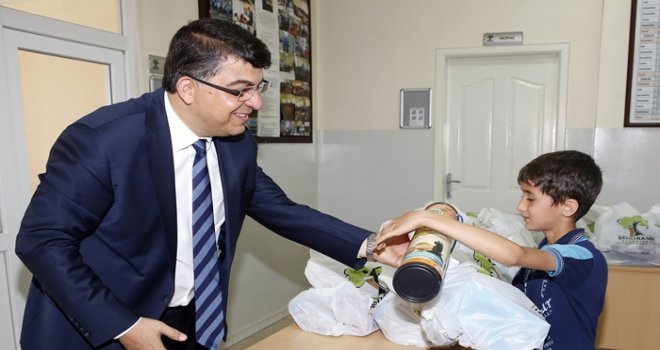 Yetim çocuklara karne hediyesi