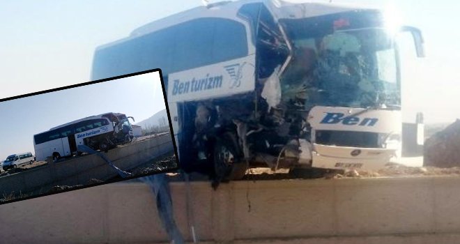 Gaziantep'ten giden yolcu otobüsü TIR'a çarptı: 1 ölü, 23 yaralı