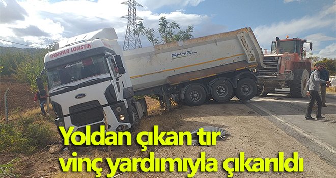 Yoldan çıkan tır vinç yardımıyla çıkarıldı