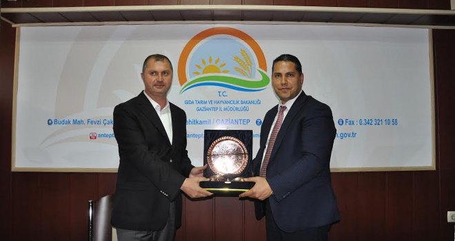 Yumurtacılar birliği Başkanı Uygur'a plaket