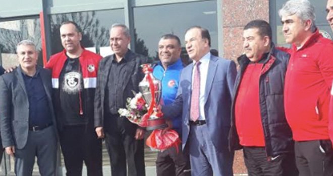 Yunanistan Fatihi Gazişer basketbol takımı Çiçeklerle karşılandılar