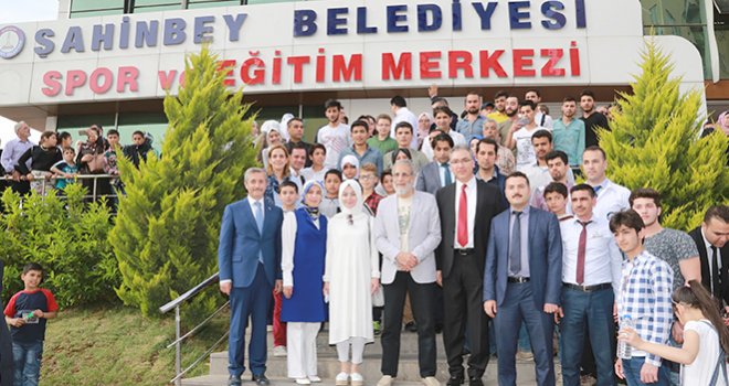 Yusuf İslam Ve Sefure Davutoğlu Suriyelilerle Yakından İlgilendi
