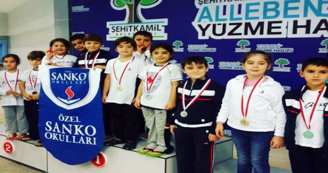 YÜZMEDE MADALYA YAĞMURU