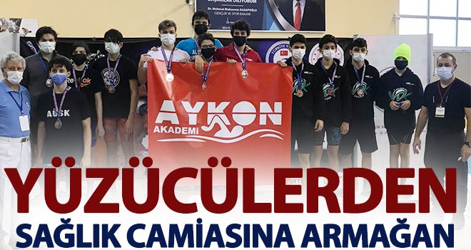 Yüzücüler, başarılarını sağlık camiasına armağan ettiler