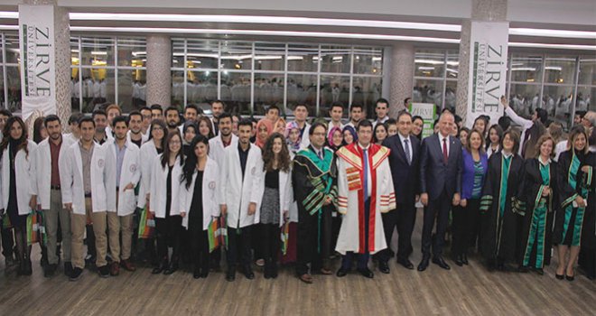 Zirveli Doktorlar Beyaz Önlüklerini Giydi